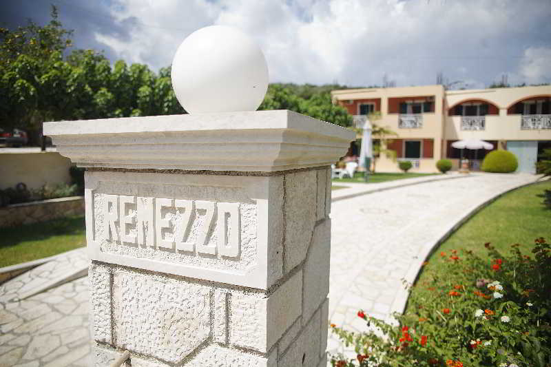 Remezzo Studios & Apartments Amoudi Bagian luar foto