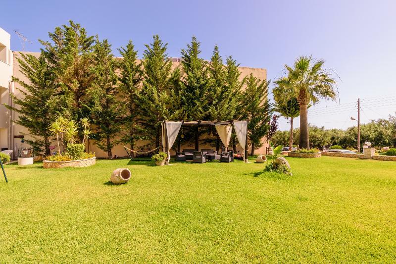 Remezzo Studios & Apartments Amoudi Bagian luar foto