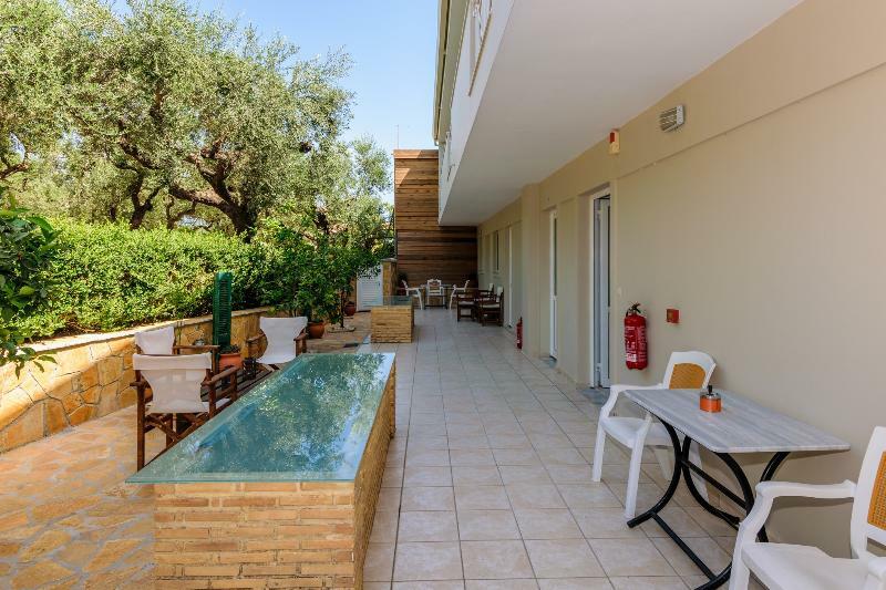Remezzo Studios & Apartments Amoudi Bagian luar foto