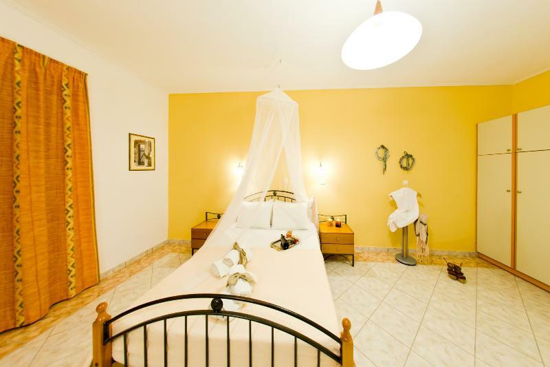 Remezzo Studios & Apartments Amoudi Bagian luar foto