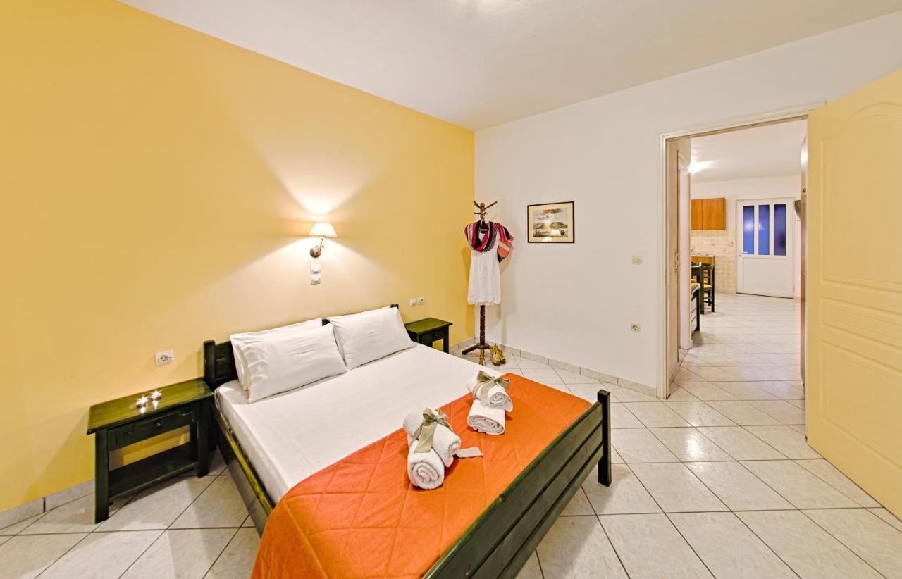Remezzo Studios & Apartments Amoudi Bagian luar foto