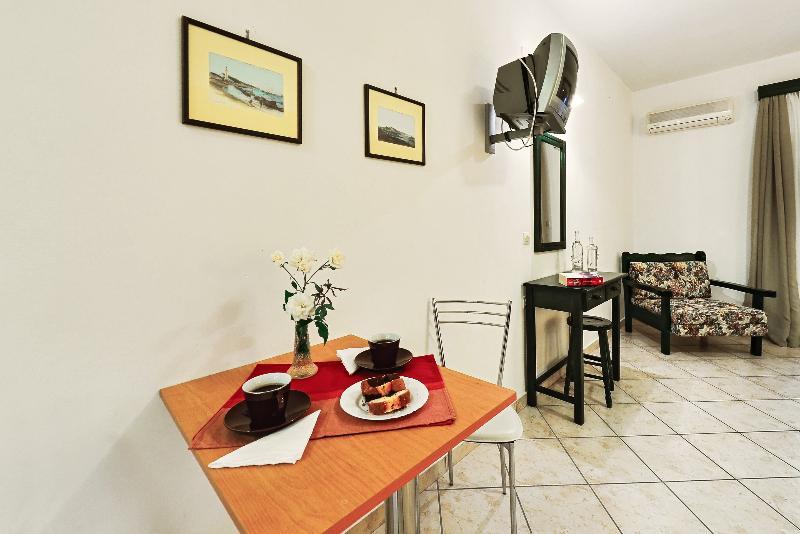 Remezzo Studios & Apartments Amoudi Bagian luar foto